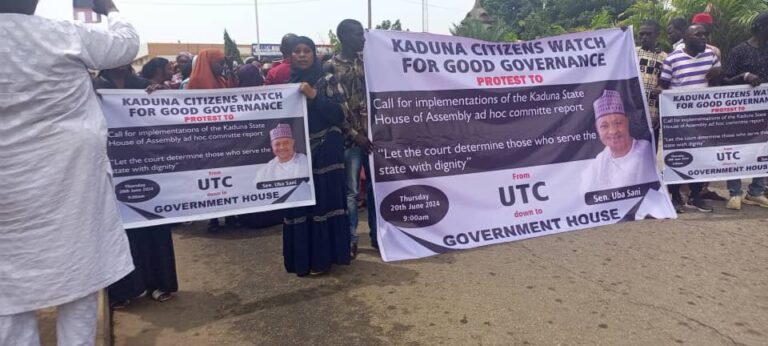 Protesters storm Kaduna government house, demands El-Rufai’s arrest, prosecution for alleged corruption 