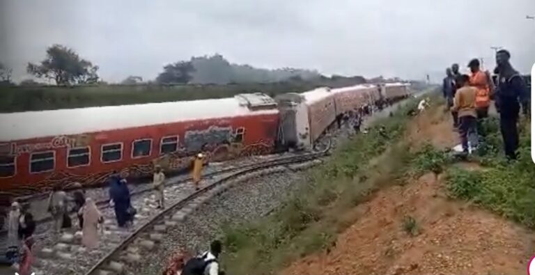 Abuja- Kaduna passenger train derails, leaving passengers stranded